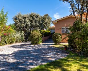 Vista exterior de Casa o xalet en venda en Guadarrama amb Calefacció, Jardí privat i Terrassa