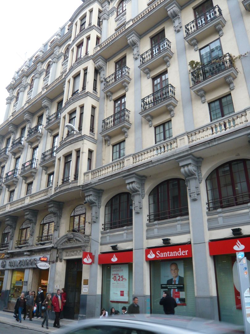 Vista exterior de Pis de lloguer en León Capital  amb Calefacció, Forn i Rentadora