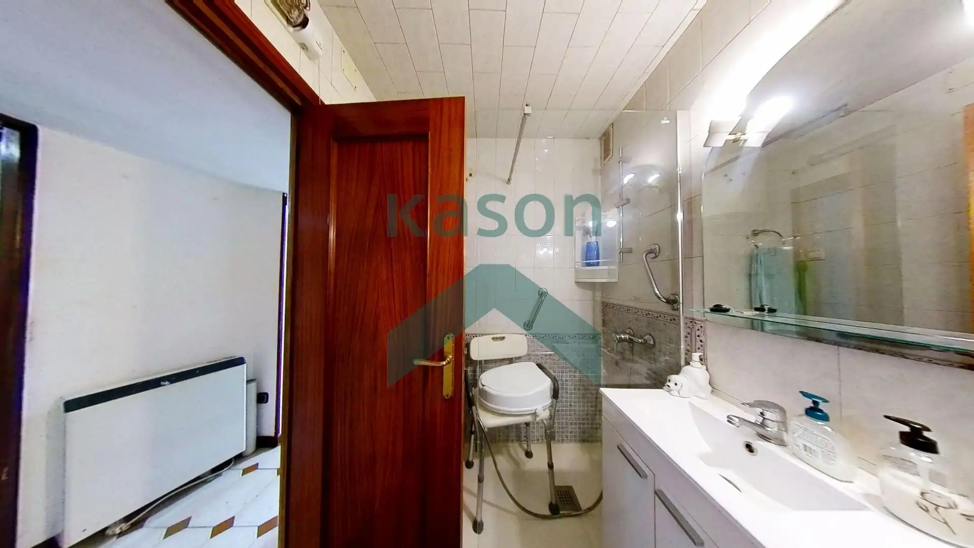 Bathroom of Flat for sale in Madrid  with Air Conditioner and Heating