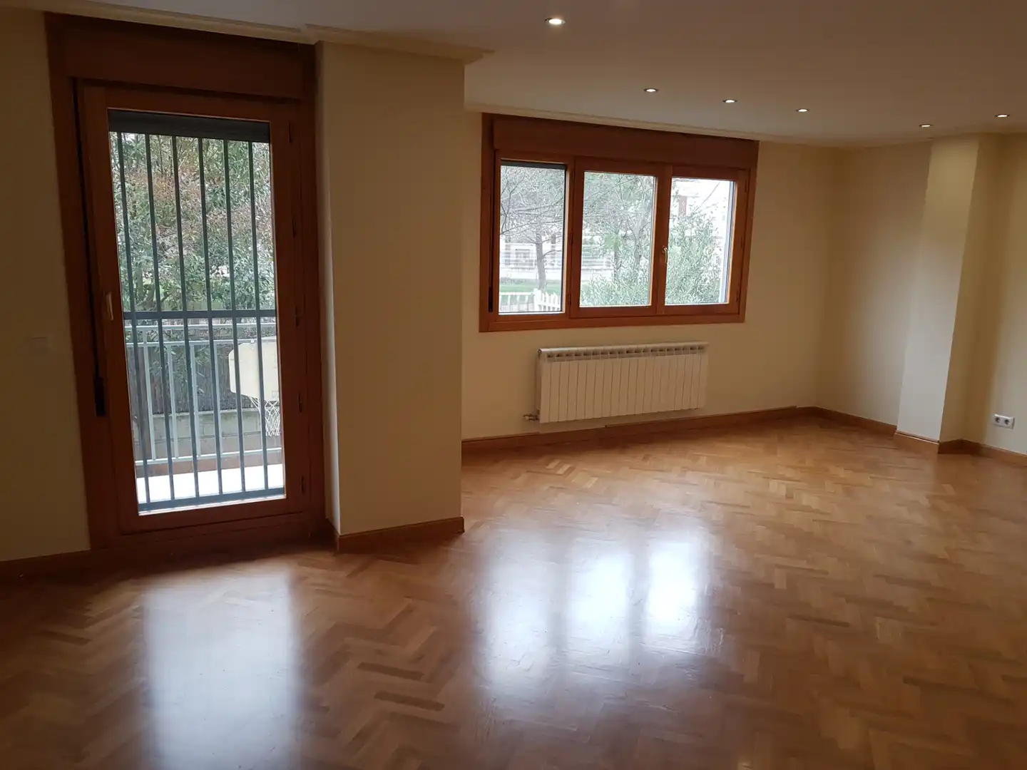 Sala d'estar de Planta baixa en venda en  Logroño amb Calefacció, Jardí privat i Parquet