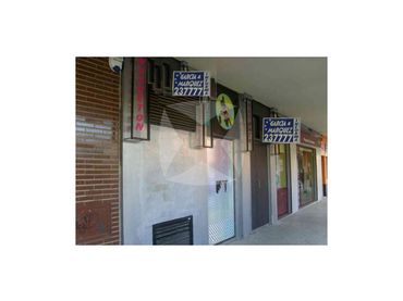 Locale commerciale in vendita a Avenida Sinforiano Madroñero
