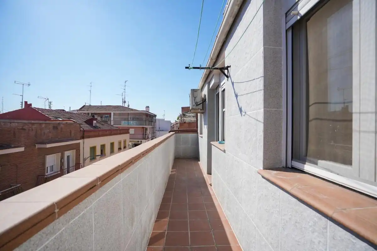 Vista exterior de Edifici en venda en Madrid