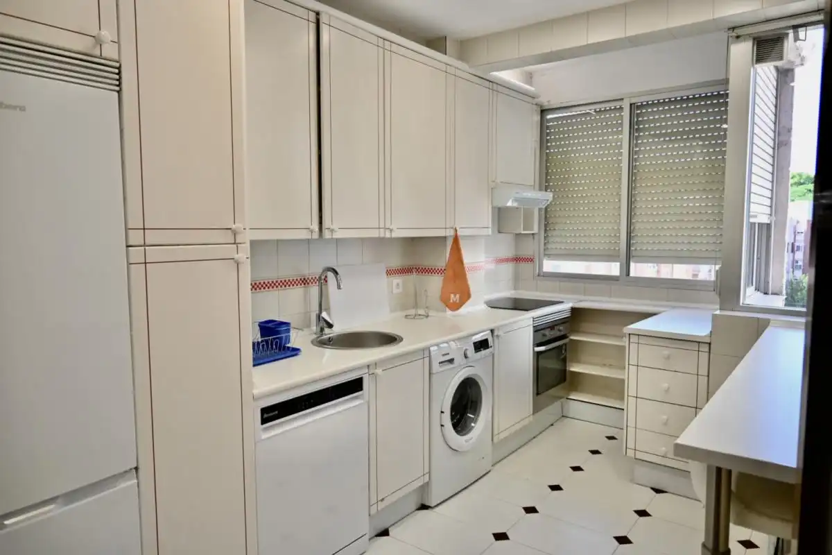 Cuina de Apartament de lloguer en Madrid amb Aire condicionat, Calefacció i Moblat