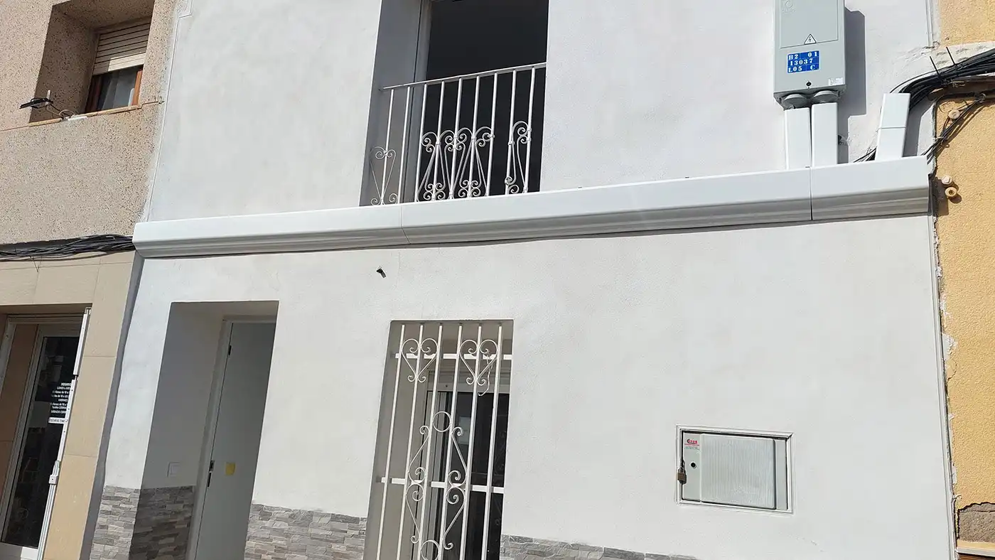 Vista exterior de Casa adosada en venda en El Pinós / Pinoso amb Balcó