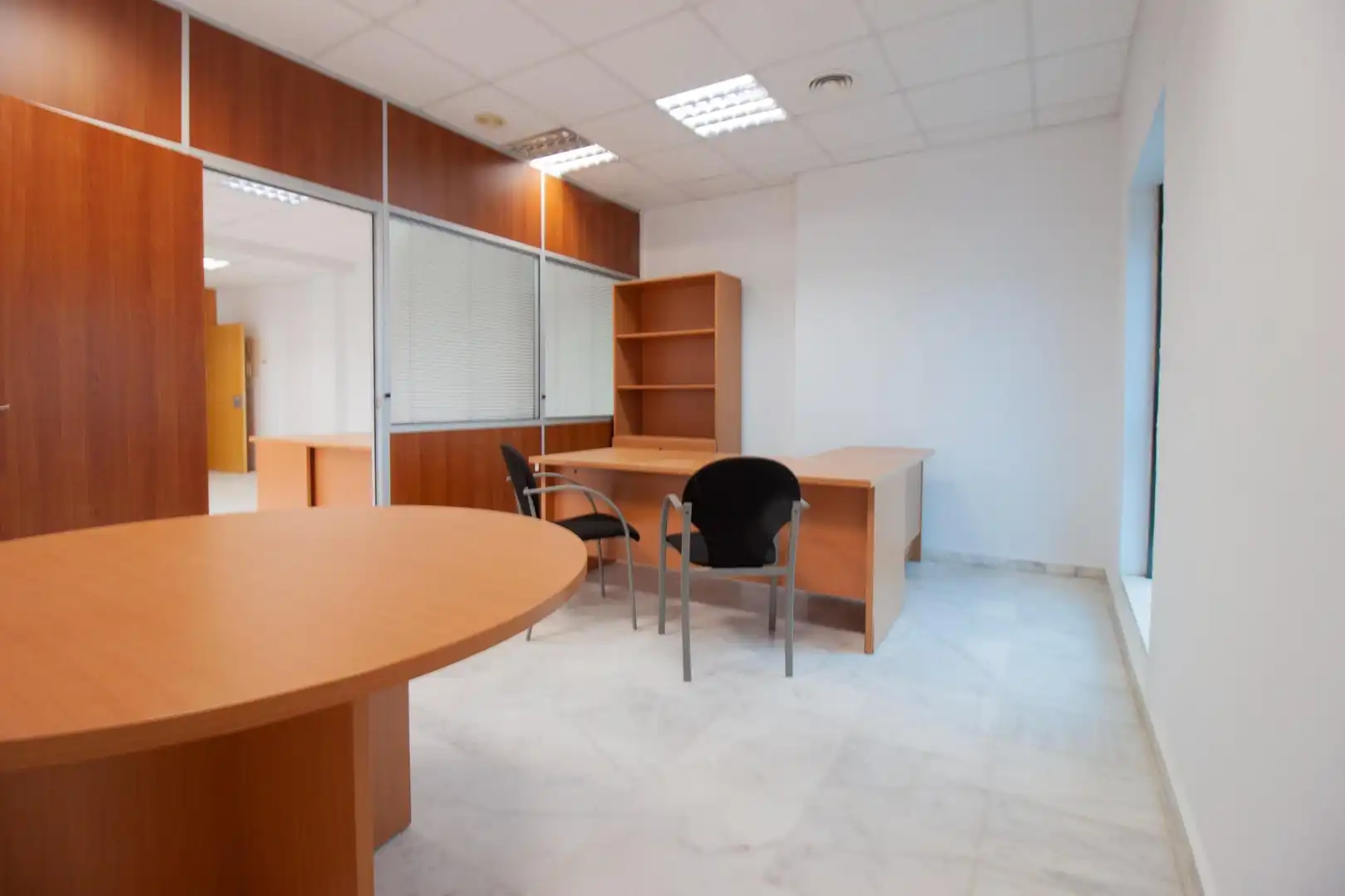 Büro zur Miete in Mairena del Aljarafe mit Klimaanlage und Terrasse