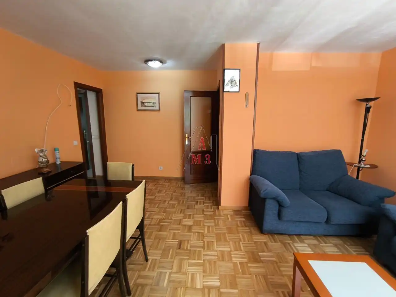Sala d'estar de Pis en venda en León Capital  amb Calefacció, Parquet i Traster