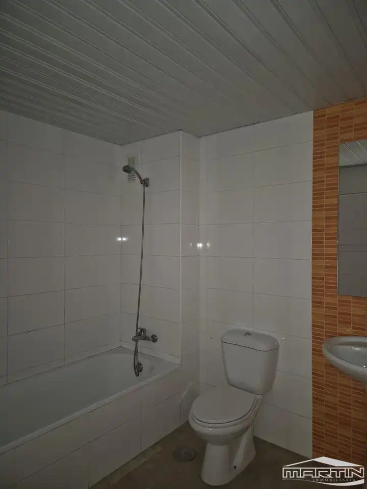 Baño de Piso de alquiler en Lucena con Aire acondicionado, Terraza y Piscina comunitaria