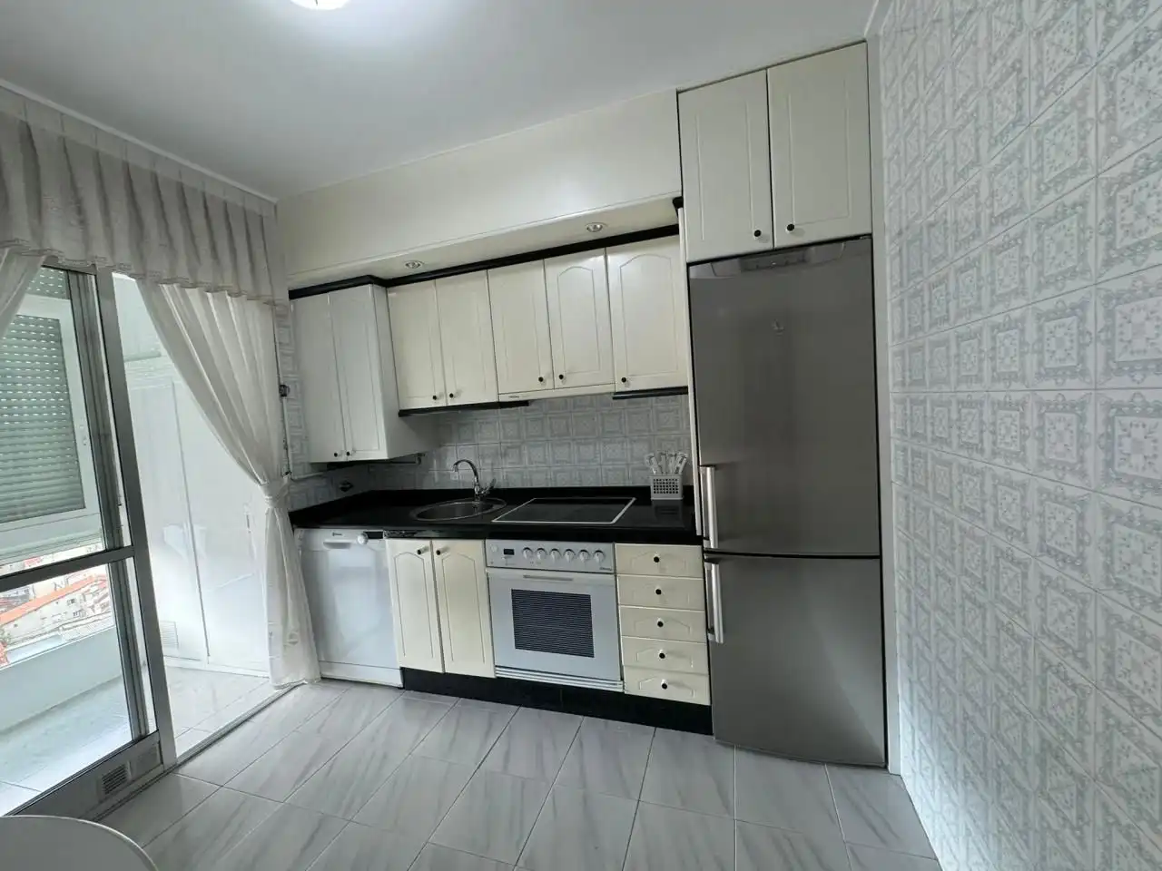 Kitchen of Flat for share in Ourense Capital   with Heating, Parquet flooring and Furnished