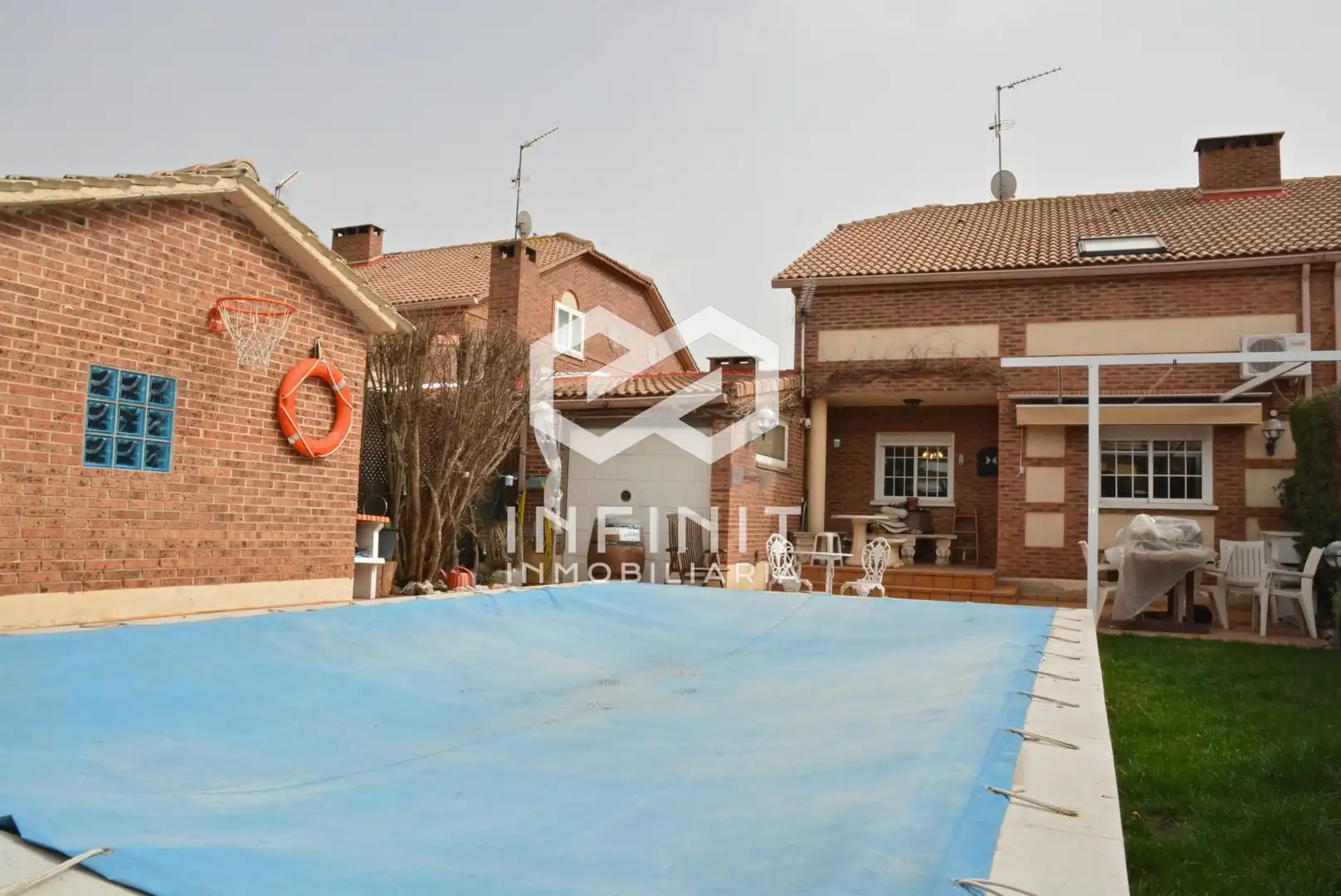 Casa adosada en venta en Villanueva de la Torre
