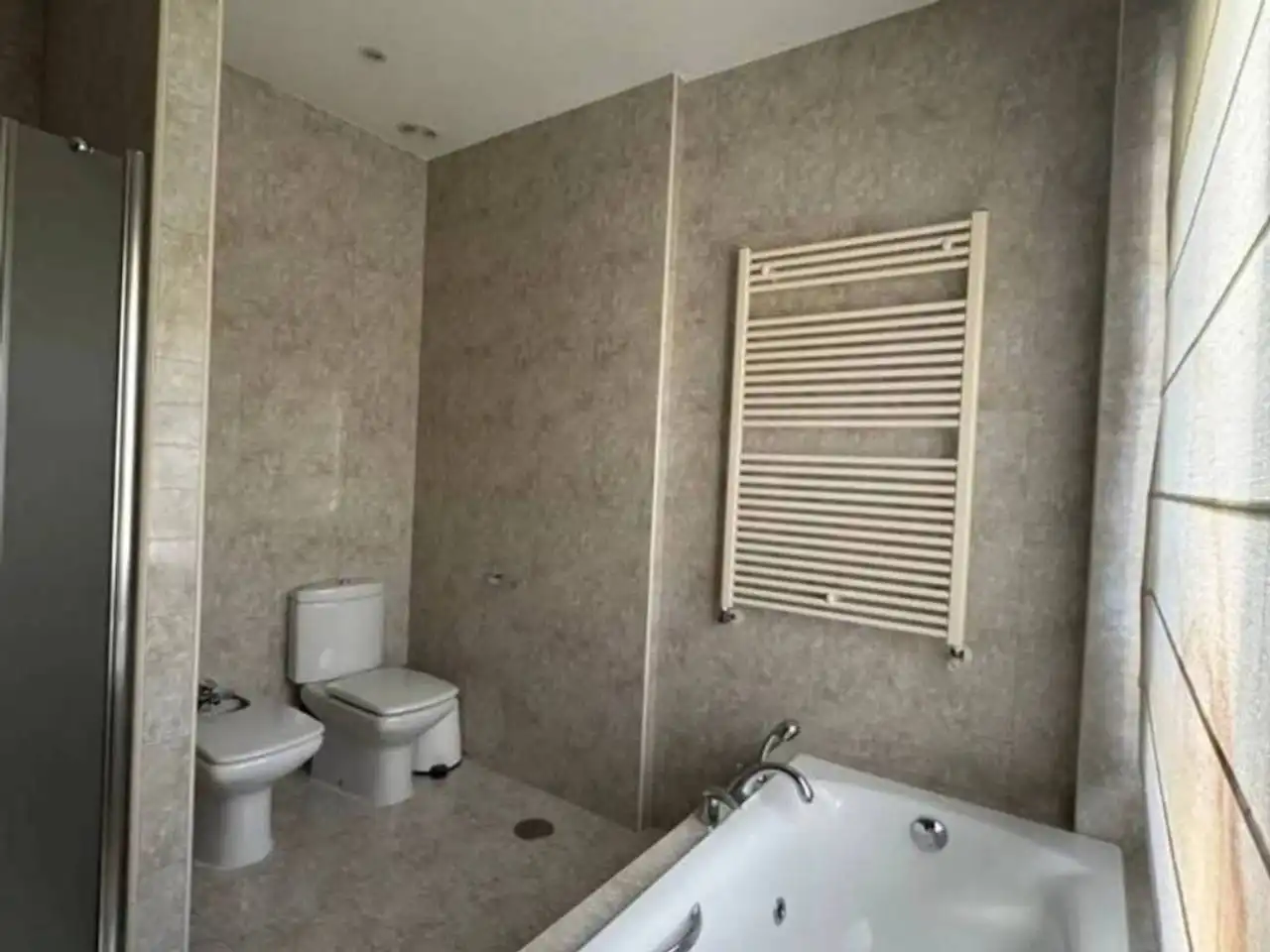 Badezimmer von Haus oder Chalet zum Verkauf in Plasencia mit Klimaanlage und Terrasse