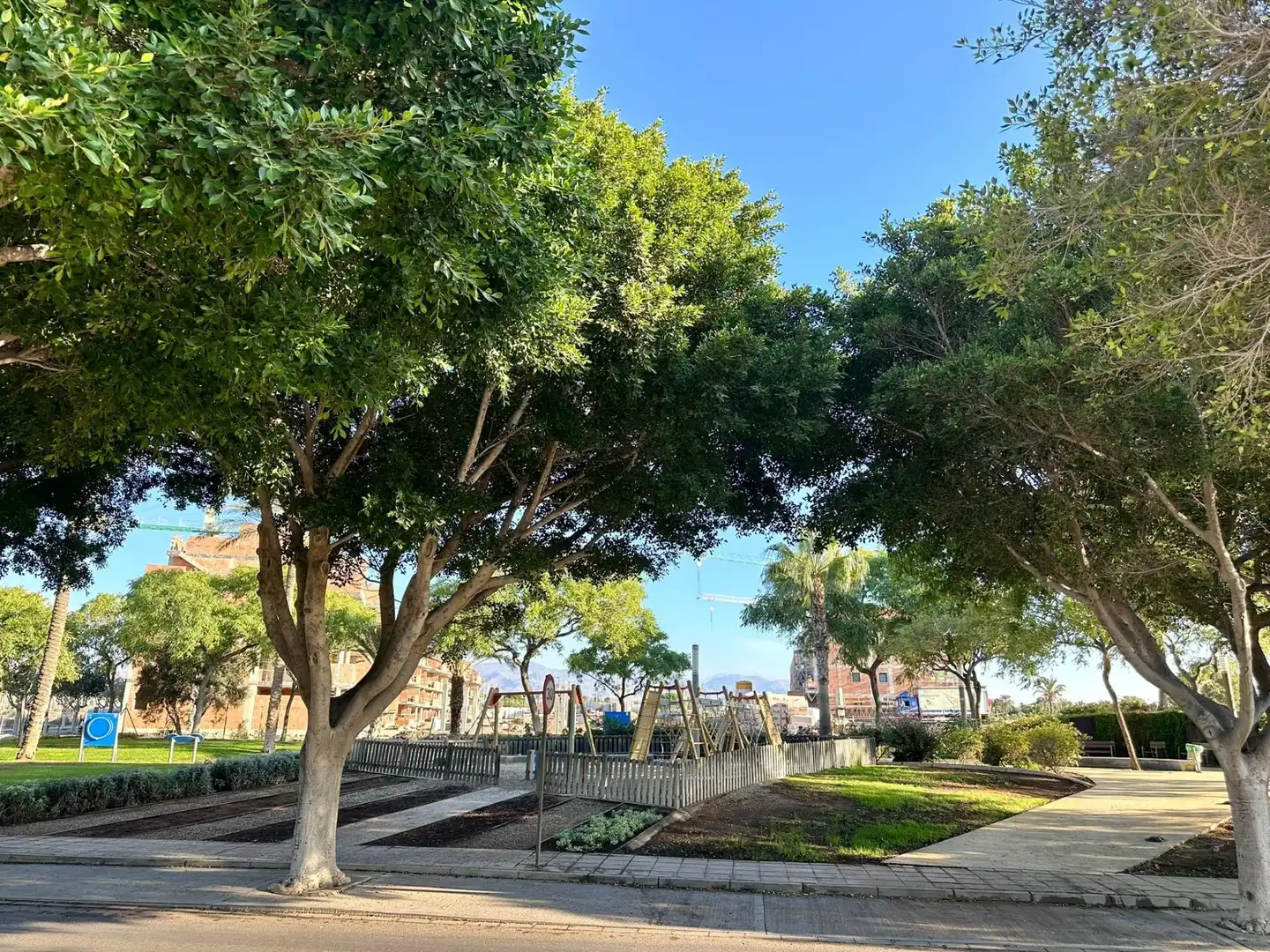 Vista exterior de Piso en venta en Almería con Jardín privado y Terraza