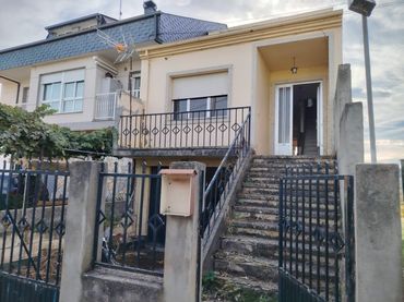 Casa aparellada amb jardí en venda a Rúa Bienvenido Arias