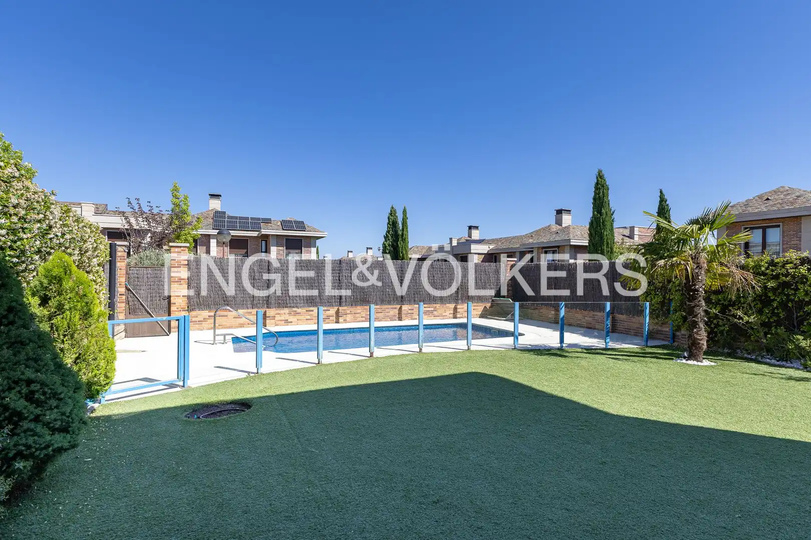 Schwimmbecken von Einfamilien-Reihenhaus zum Verkauf in Majadahonda mit Klimaanlage, Heizung und Privatgarten