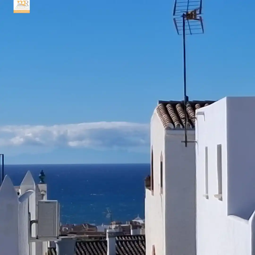 Vista exterior de Casa adosada en venda en Estepona amb Jardí privat