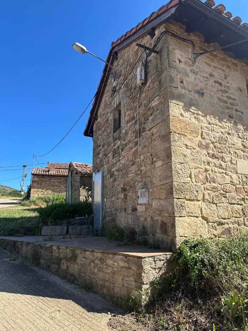 Vista exterior de Finca rústica en venda en Barruelo de Santullán amb Parquet