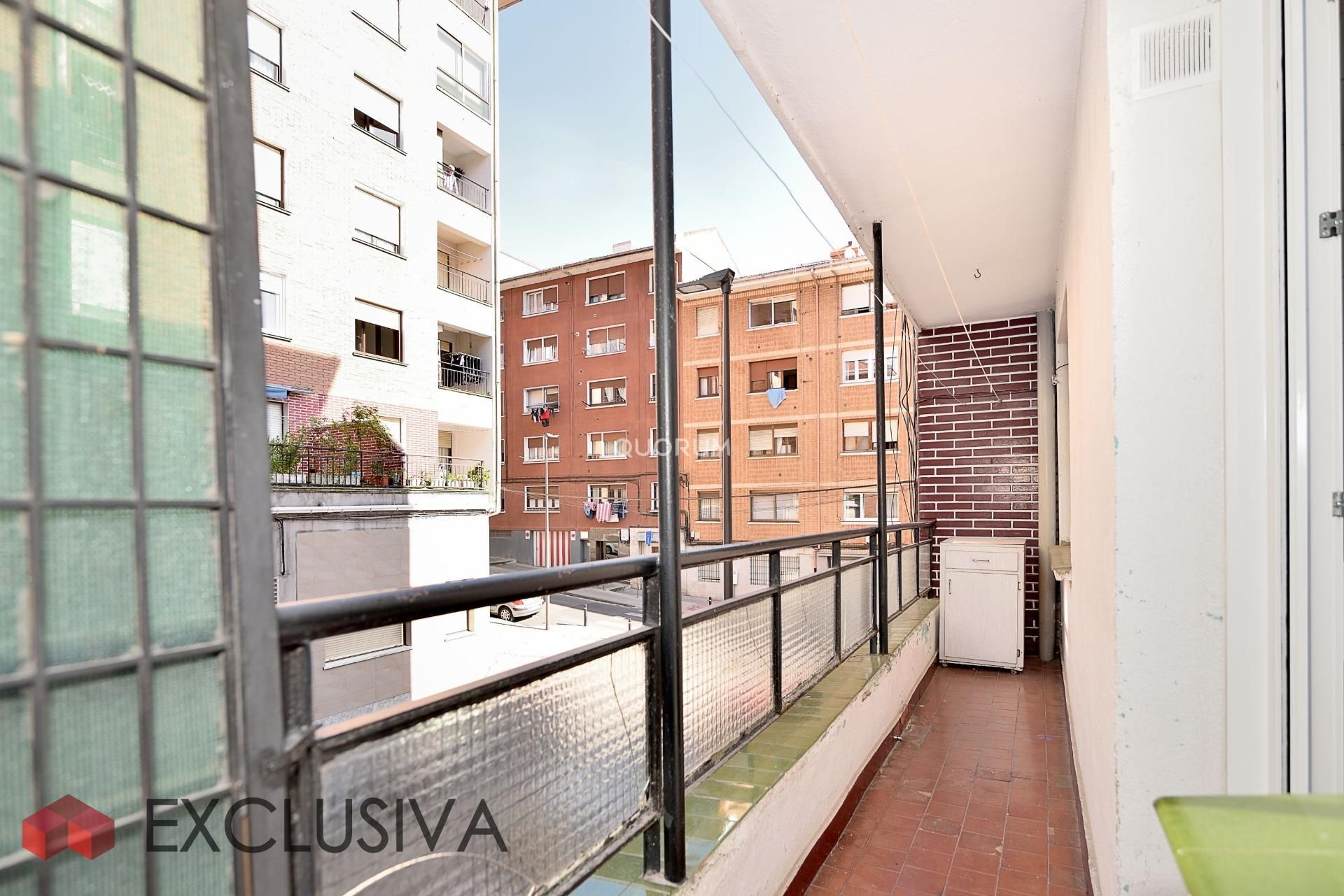 Vista exterior de Pis en venda en Basauri  amb Calefacció