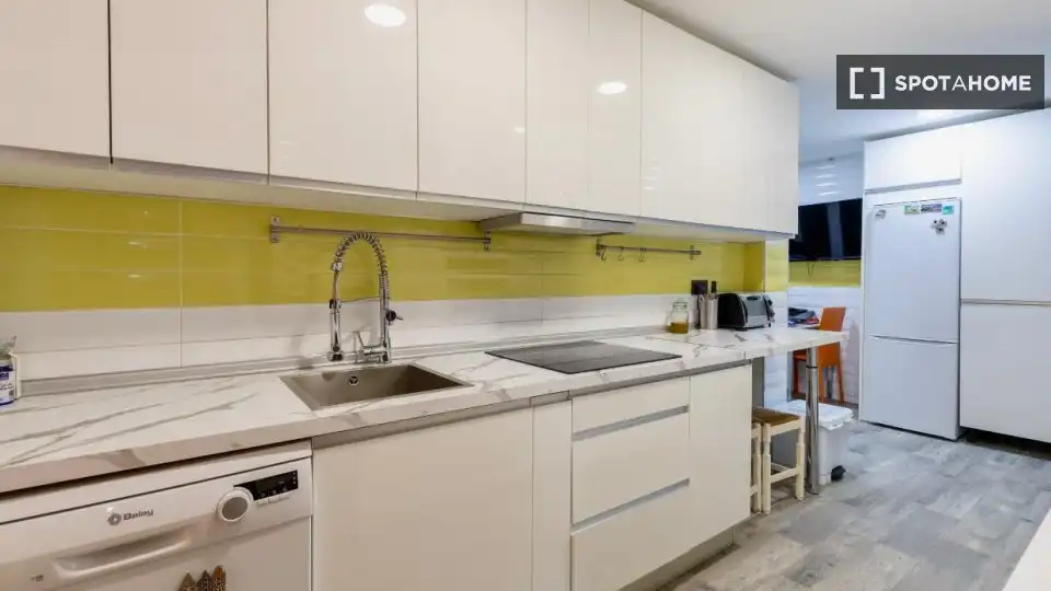 Cocina de Apartamento para compartir en Granada con Aire acondicionado, Terraza y Amueblado