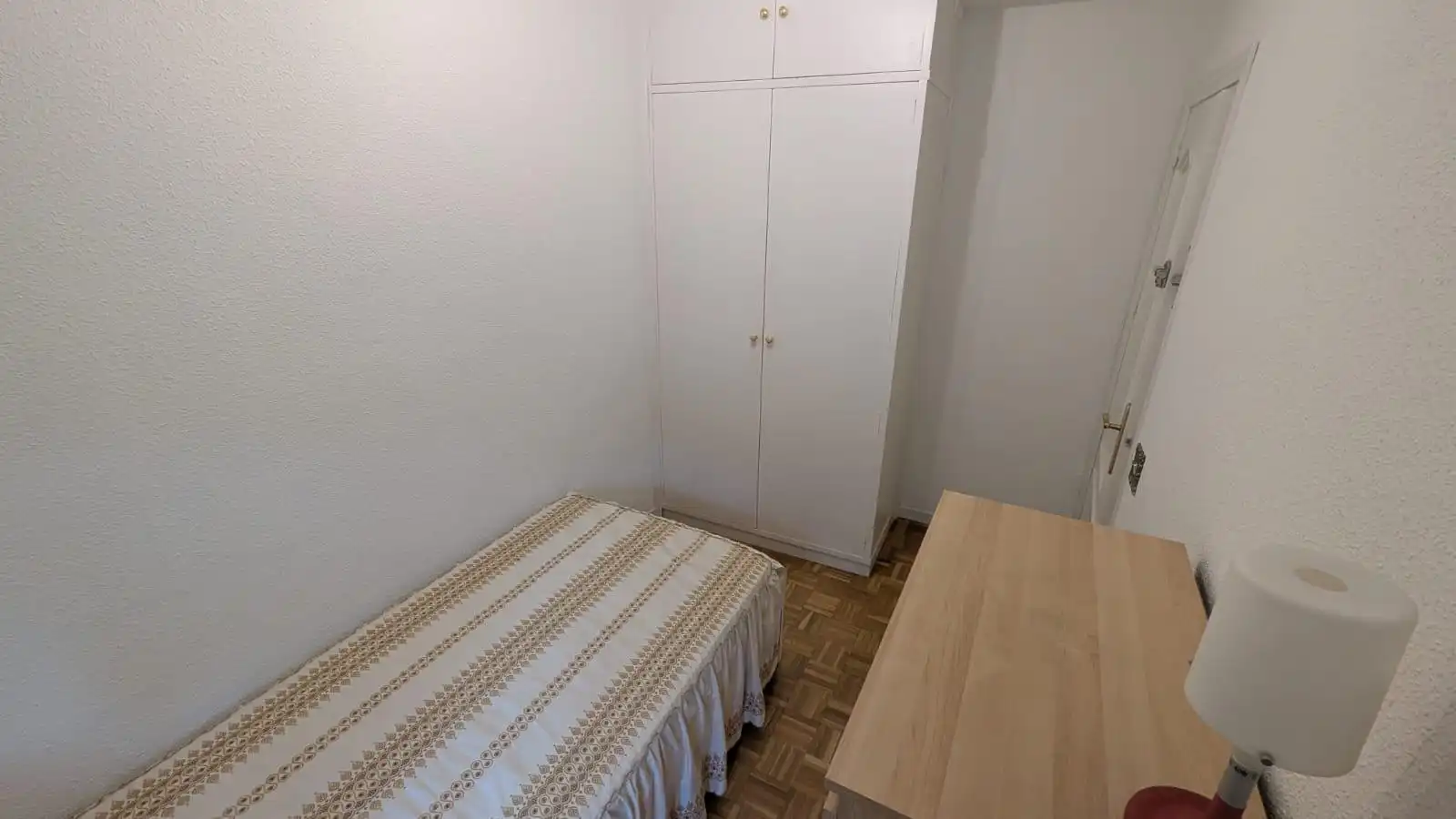 Dormitori de Pis de lloguer en Madrid amb Aire condicionat, Calefacció i Moblat