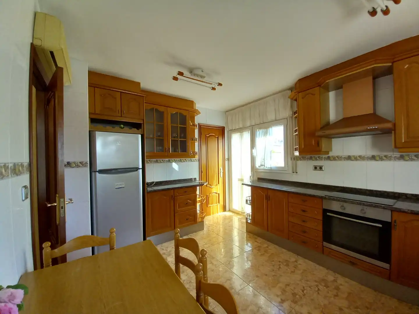 Cuina de Casa o xalet en venda en Vilanova i la Geltrú amb Aire condicionat, Calefacció i Jardí privat