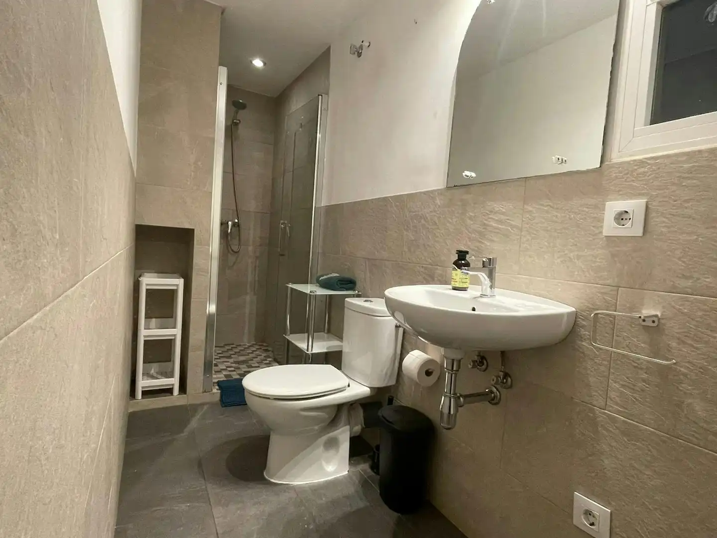 Badezimmer von Wohnung zur untervermieten in Barcelona mit Heizung, Möbliert und Waschmaschine