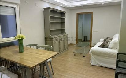 Sala d'estar de Apartament en venda en Oviedo  amb Calefacció, Parquet i Moblat