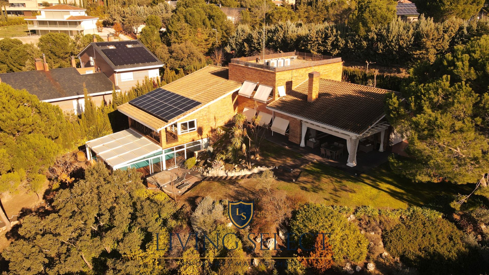 Vista exterior de Casa o xalet en venda en Las Rozas de Madrid amb Aire condicionat, Calefacció i Jardí privat