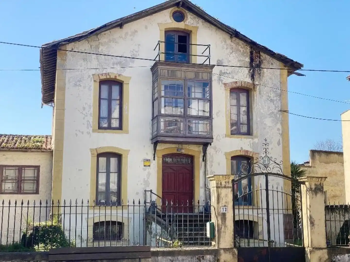 Außenansicht von Haus oder Chalet zum Verkauf in Torrelavega  mit Heizung, Privatgarten und Terrasse