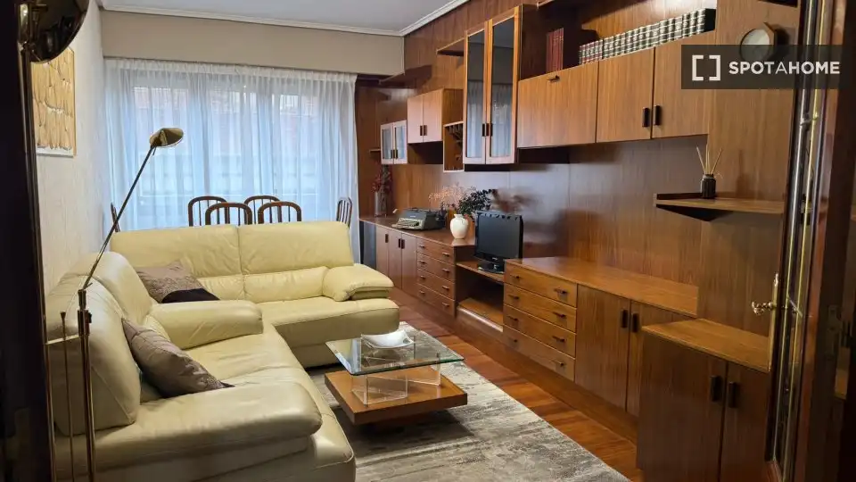 Sala d'estar de Apartament per a compartir en Bilbao  amb Aire condicionat, Terrassa i Moblat