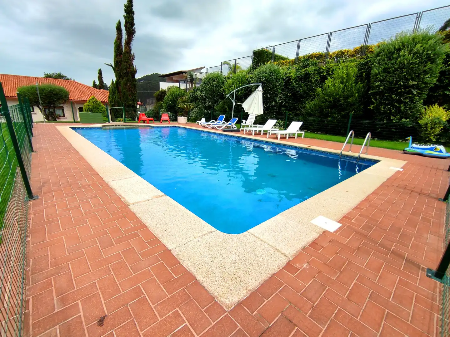 Piscina de Casa o xalet en venda en Gondomar amb Jardí privat, Parquet i Terrassa