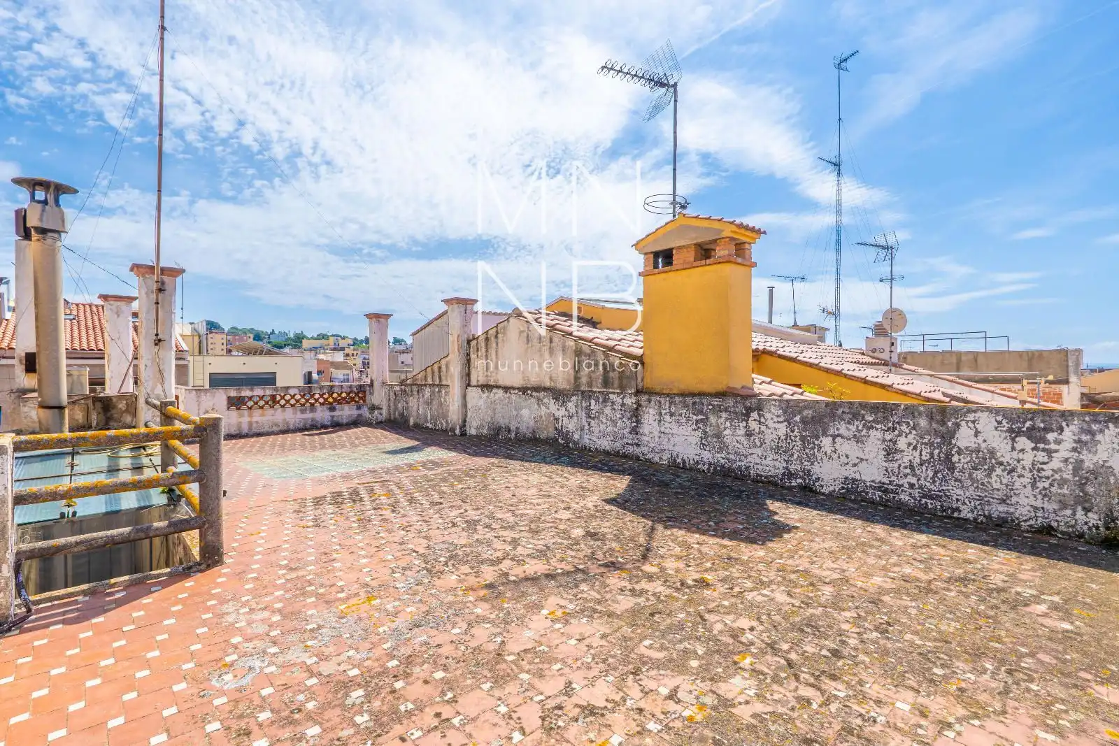 Vista exterior de Casa adosada en venda en Arenys de Mar amb Calefacció