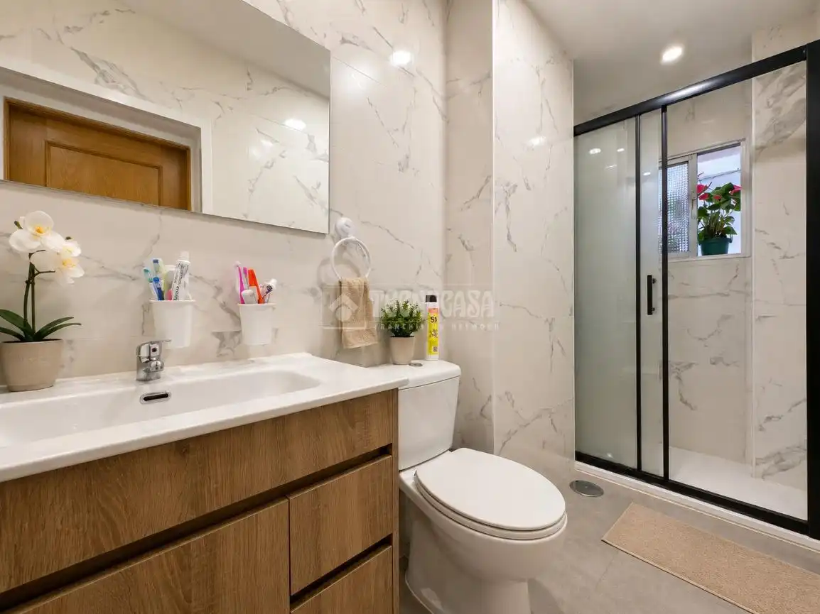 Bathroom of Flat for sale in Madrid  with Heating and Terrace
