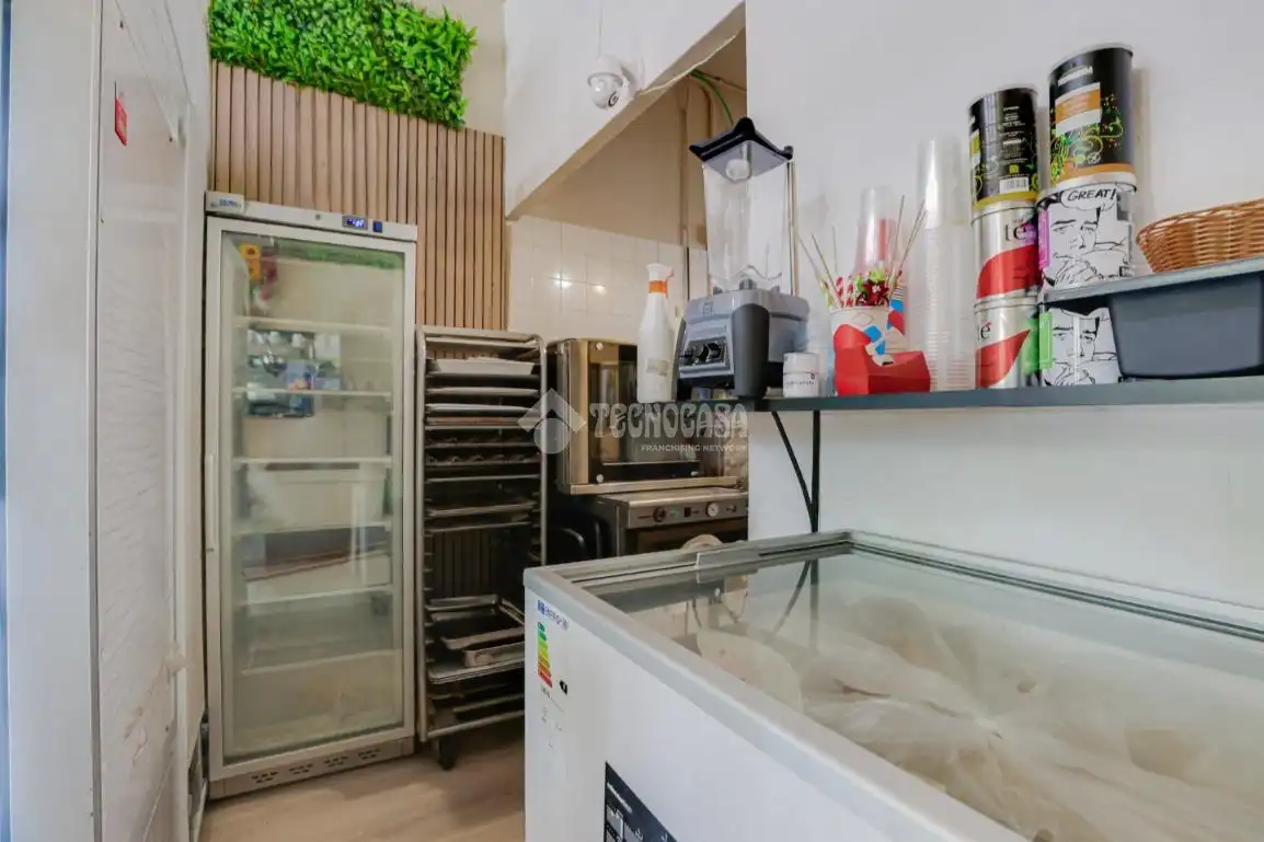 Cuina de Local en venda en L'Hospitalet de Llobregat amb Aire condicionat