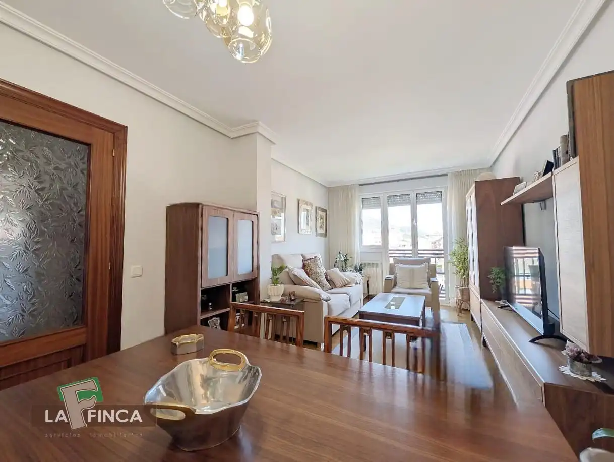 Sala d'estar de Pis en venda en Oviedo  amb Calefacció, Parquet i Traster