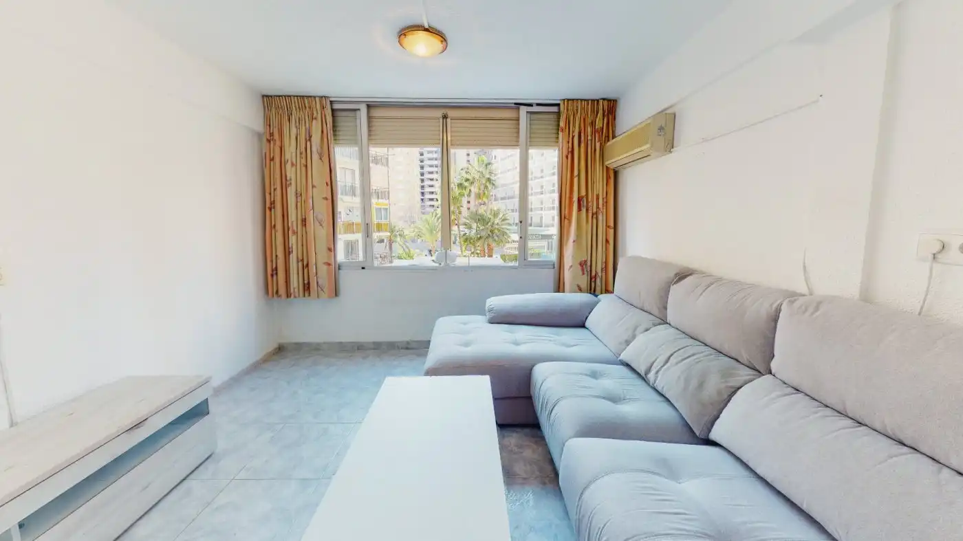 Sala d'estar de Estudi en venda en Benidorm amb Aire condicionat, Terrassa i Piscina