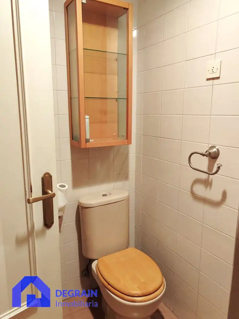 Bany de Pis en venda en Oviedo  amb Traster