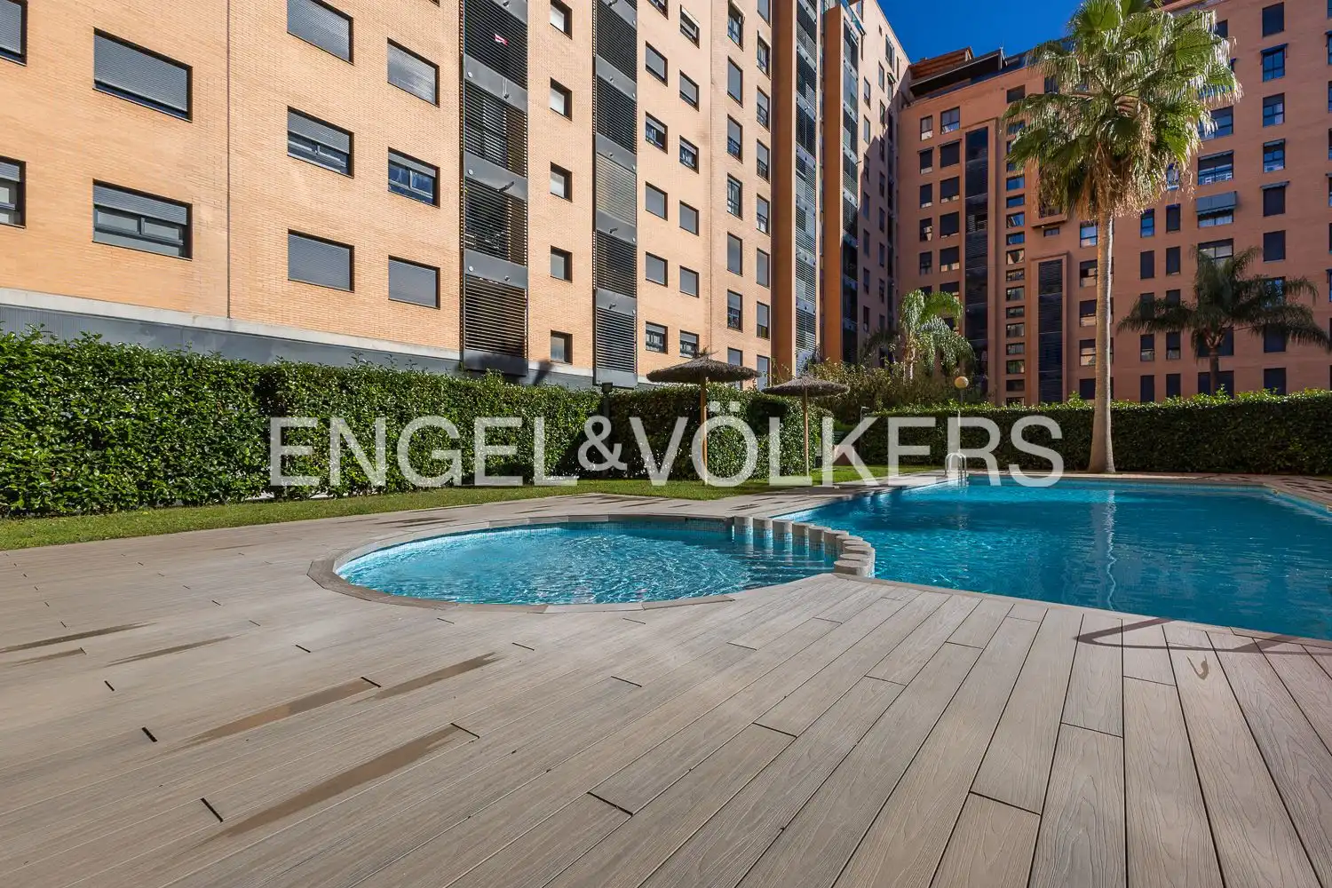 Schwimmbecken von Dachboden zur Miete in Valencia mit Klimaanlage, Heizung und Parkett