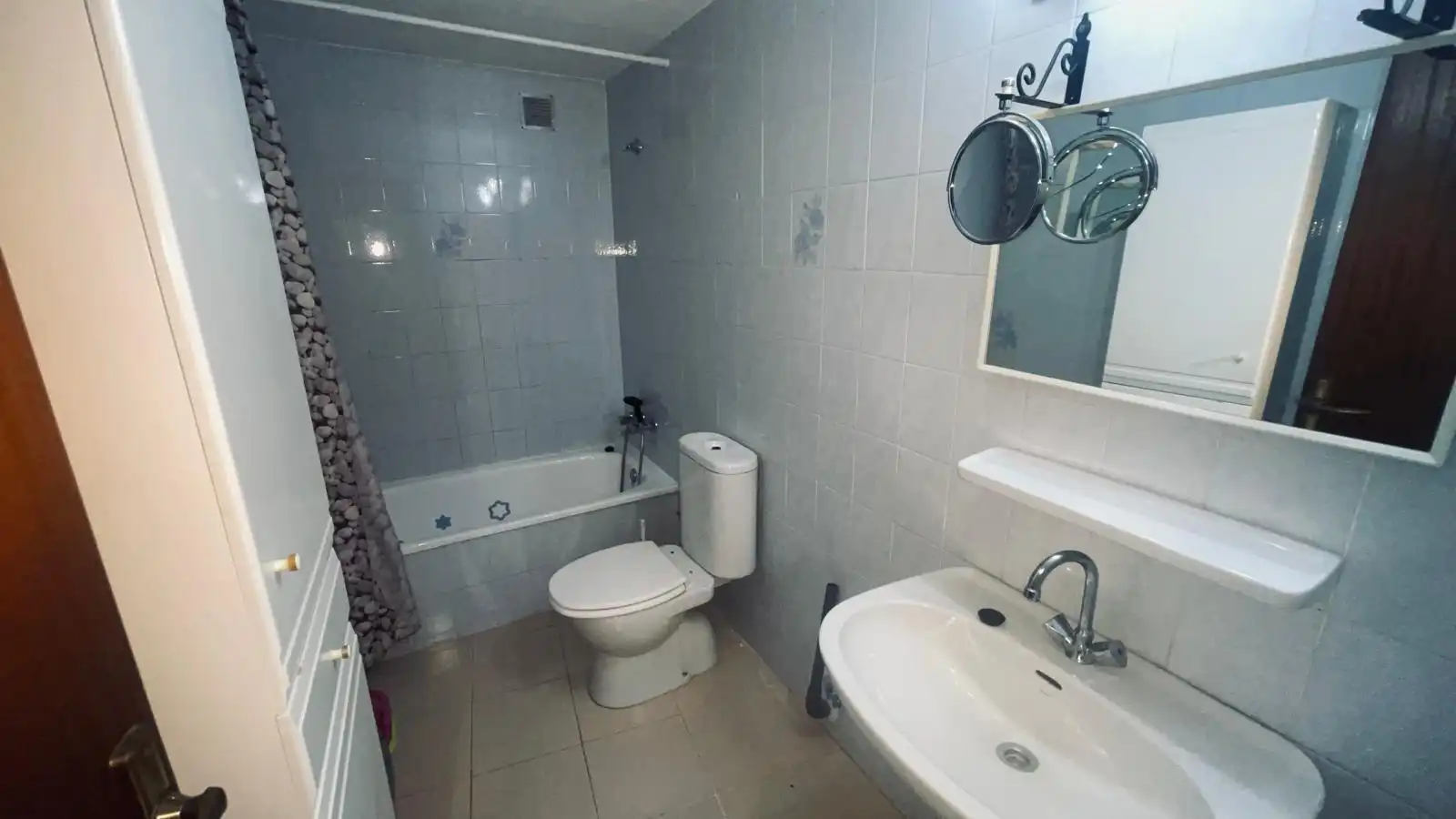 Bany de Apartament en venda en Empuriabrava amb Aire condicionat, Calefacció i Jardí privat