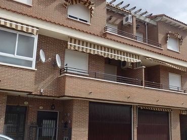 Casa aparellada en venda a C/ Gorgoña