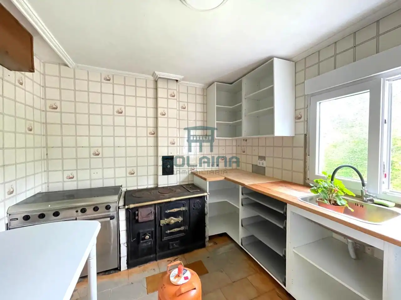 Cocina de Finca rústica en venta en O Carballiño   con Calefacción y Jardín privado