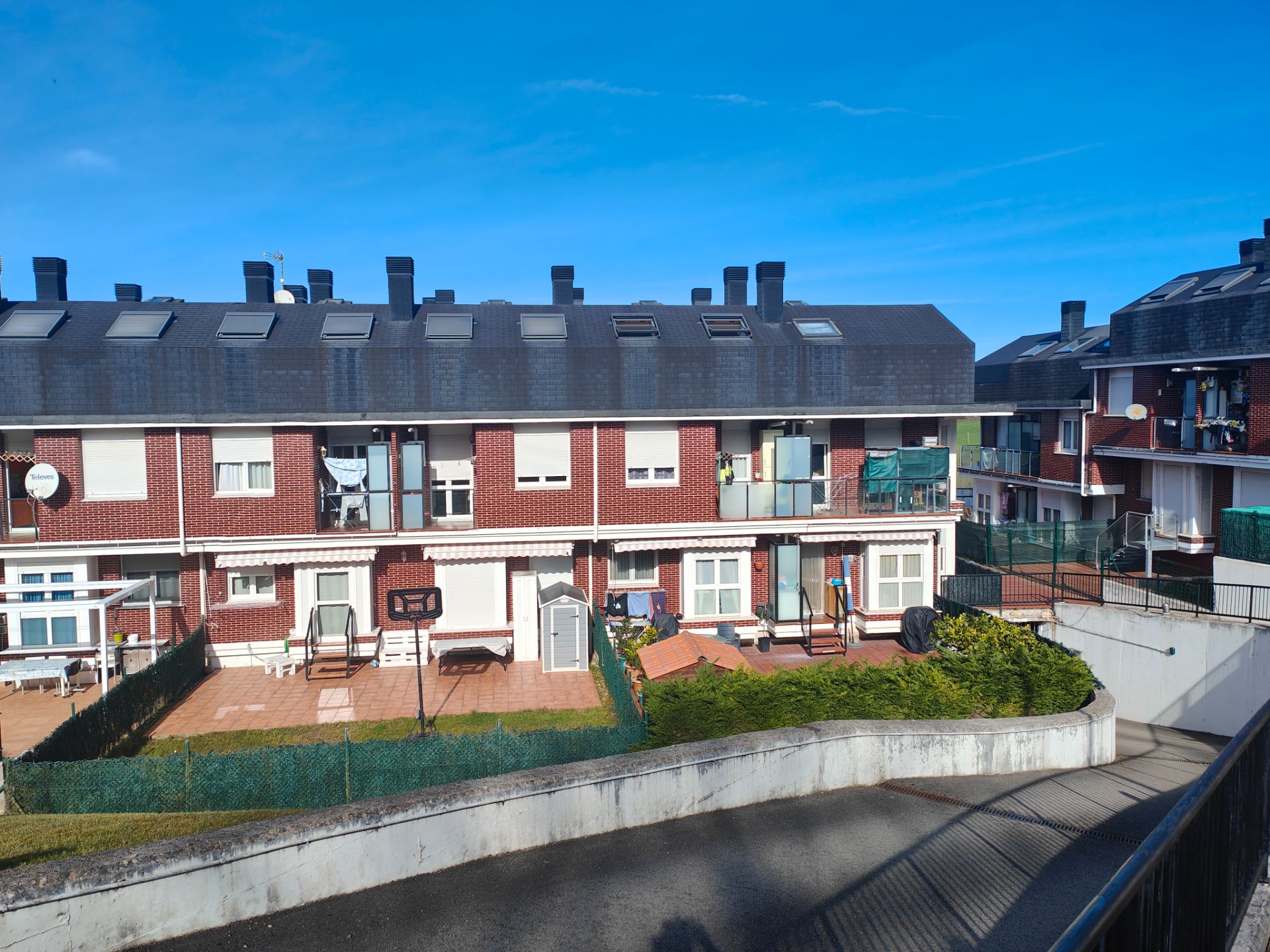 Vista exterior de Dúplex en venta en Reocín con Calefacción, Parquet y Trastero