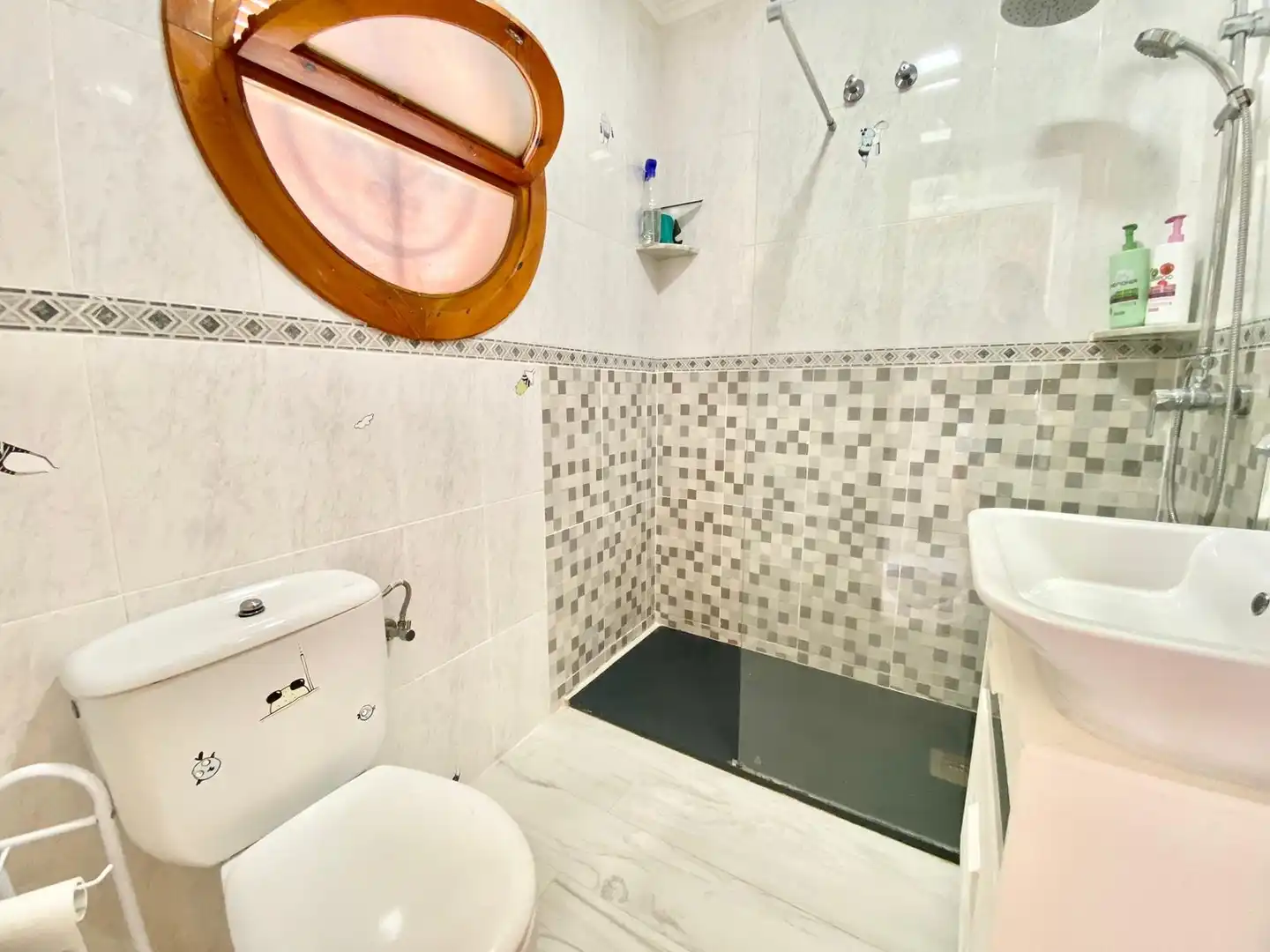 Baño de Casa o chalet de alquiler en Torrevieja con Aire acondicionado, Calefacción y Jardín privado
