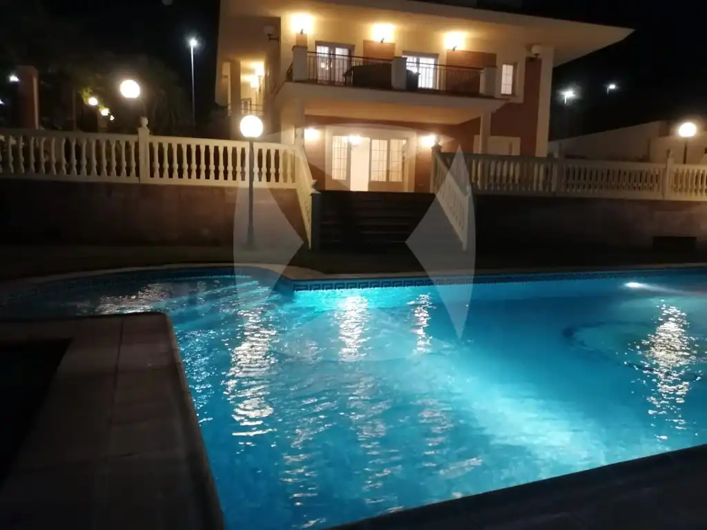 Piscina de Casa o xalet en venda en Badajoz amb Aire condicionat, Calefacció i Jardí privat