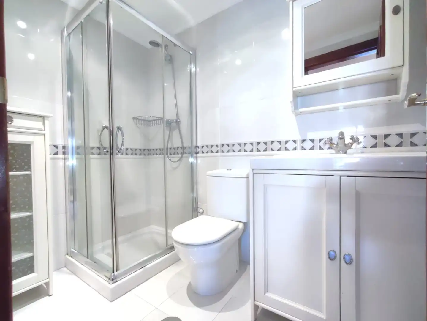Baño de Piso de alquiler en Gijón  con Calefacción, Parquet y Terraza
