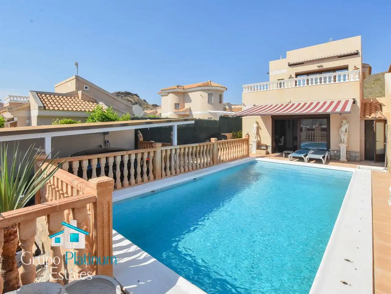 Chalet con piscina en venta en San Juan de los Terreros
