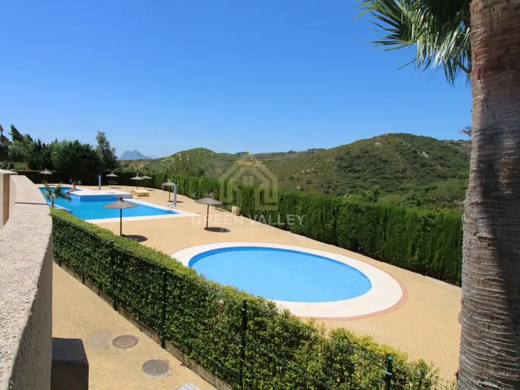 Schwimmbecken von Wohnungen zum Verkauf in La Alcaidesa mit Klimaanlage, Terrasse und Schwimmbad