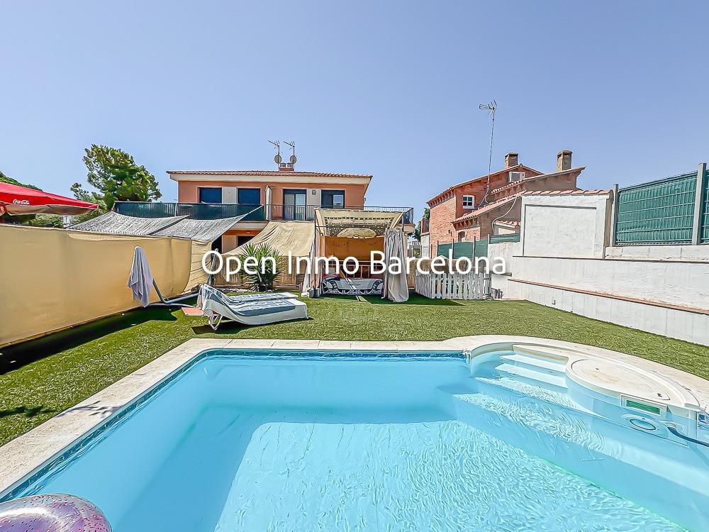 Piscina de Casa adosada en venda en Vilanova i la Geltrú amb Jardí privat, Terrassa i Piscina