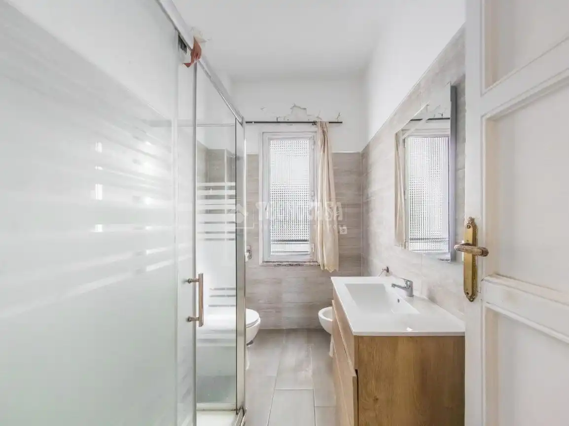 Bathroom of Flat for sale in Madrid  with Parquet flooring