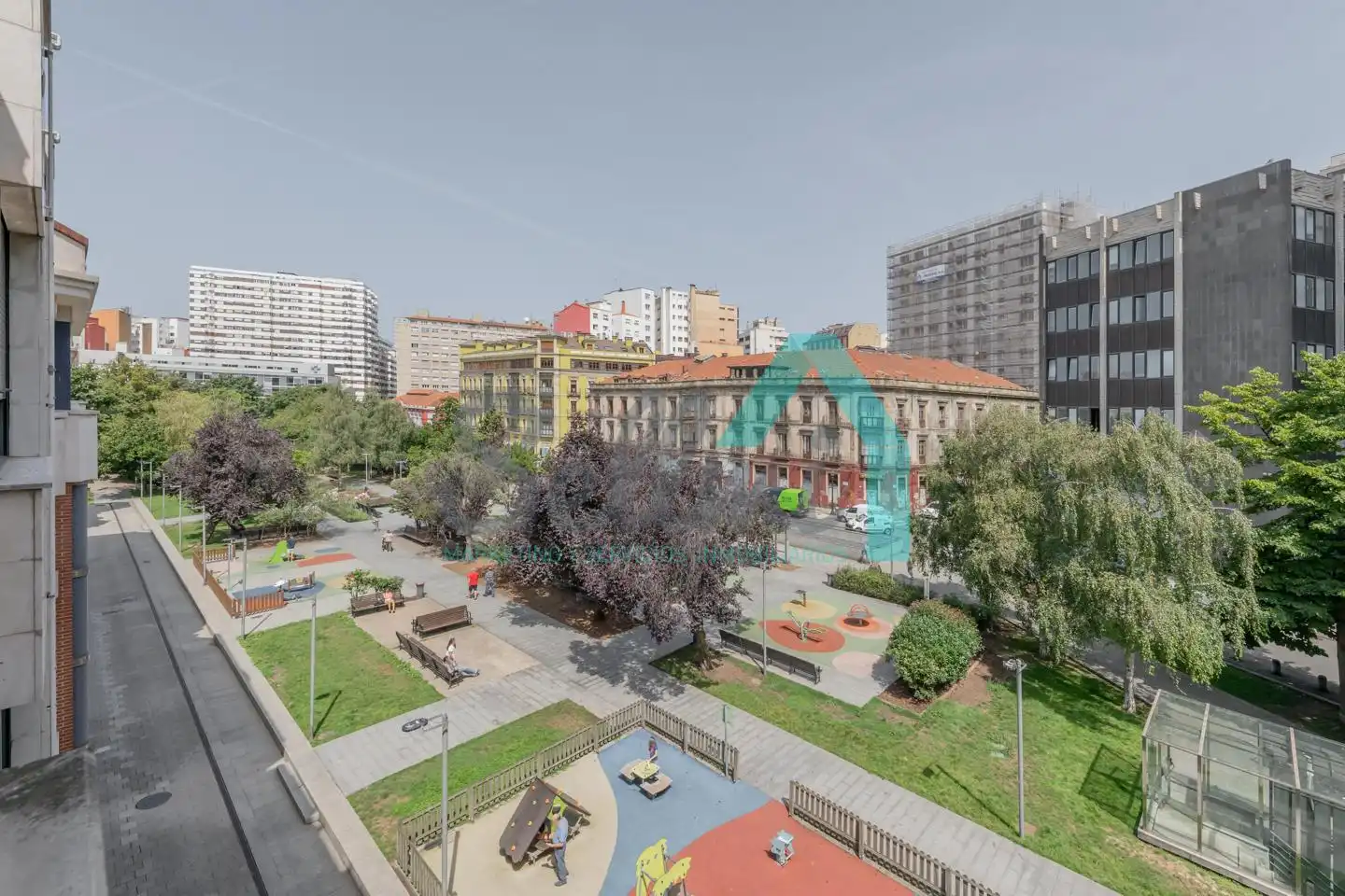 Vista exterior de Pis de lloguer en Gijón  amb Calefacció, Parquet i Moblat