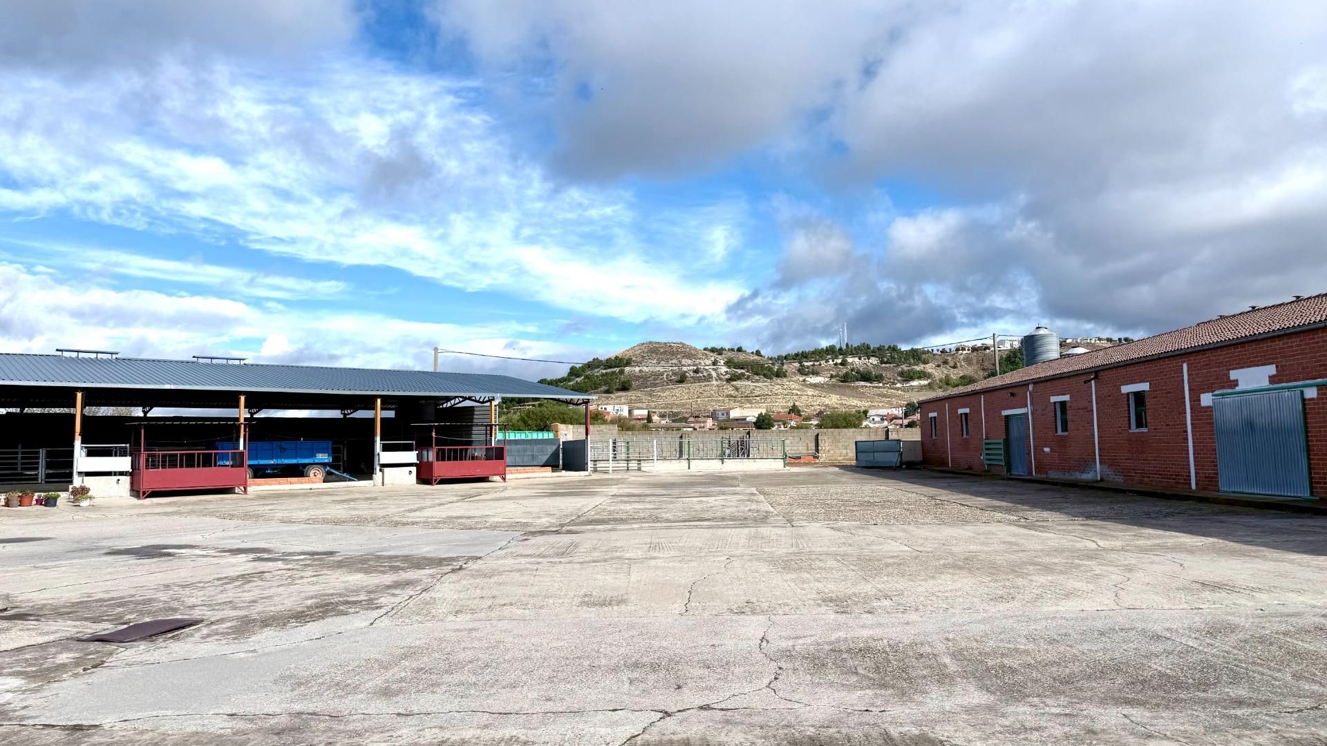Vista exterior de Nau industrial en venda en Portillo