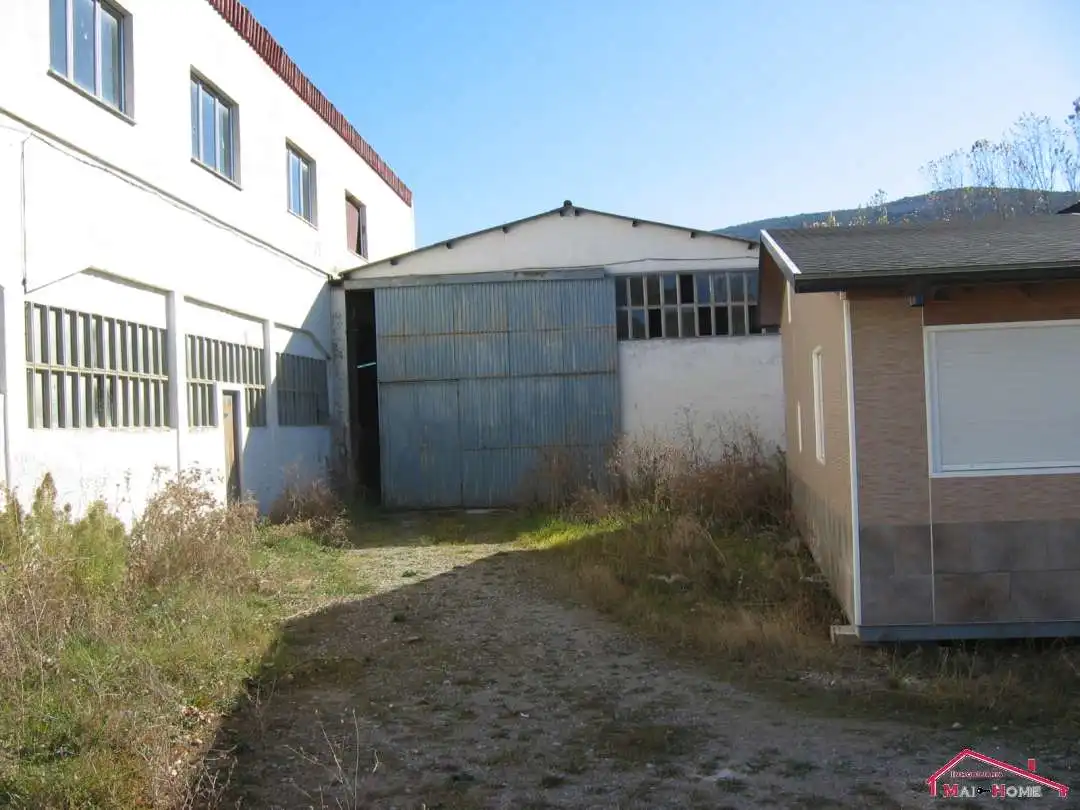 Außenansicht von Fabrikhallen zum Verkauf in Lumbier